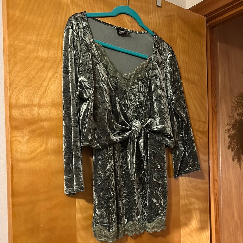 Green V-Neck 3/4 Sleeve Tie Front Over Camisole